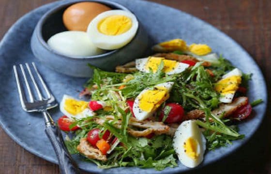 健身减脂食谱：鸡蛋沙拉与鸡肉沙拉