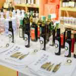 迎接中国新年，西班牙橄榄油线开启新一轮线下超市宣传。