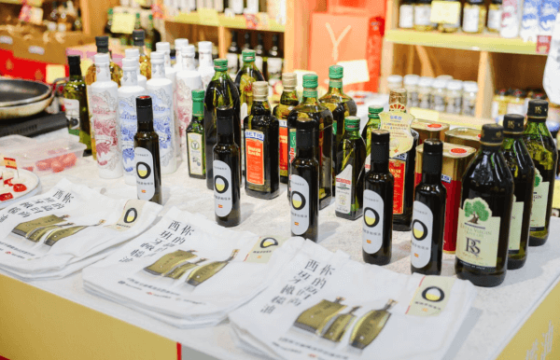 迎接中国新年，西班牙橄榄油线开启新一轮线下超市宣传。